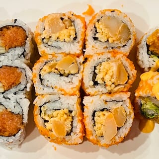 Crunchy Spicy Scallop Roll**